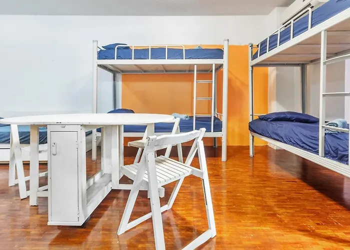 5 Bed Urban Retreat In The Heart Of Poblacion Apartment