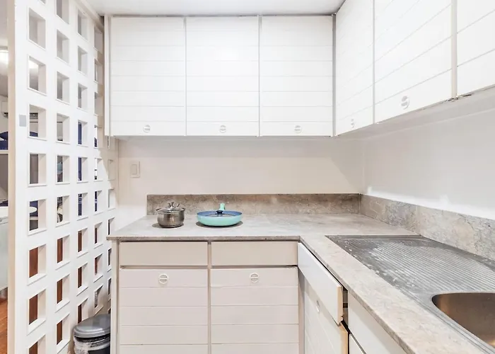 5 Bed Urban Retreat In The Heart Of Poblacion Apartment Manila